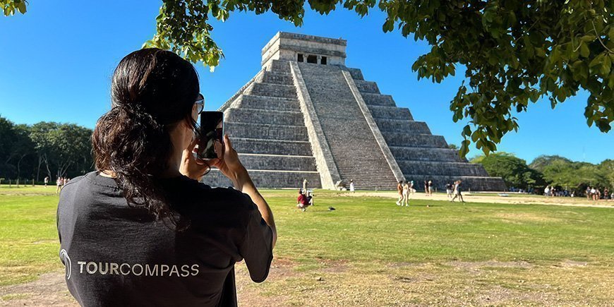 Teamlid van TourCmpass maakt een foto van Chichen Itza in Mexico.