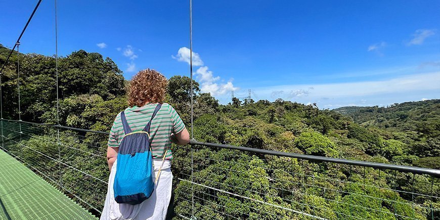 Vrouw op hangbrug in Monteeverde, Costa Rica