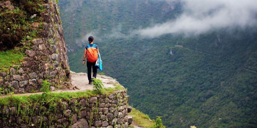 Vrouwen lopen op de rand van een klif, Machu Picchu, Peru