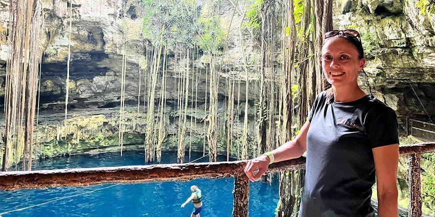 Christina staand in de Oxman cenote in Mexico