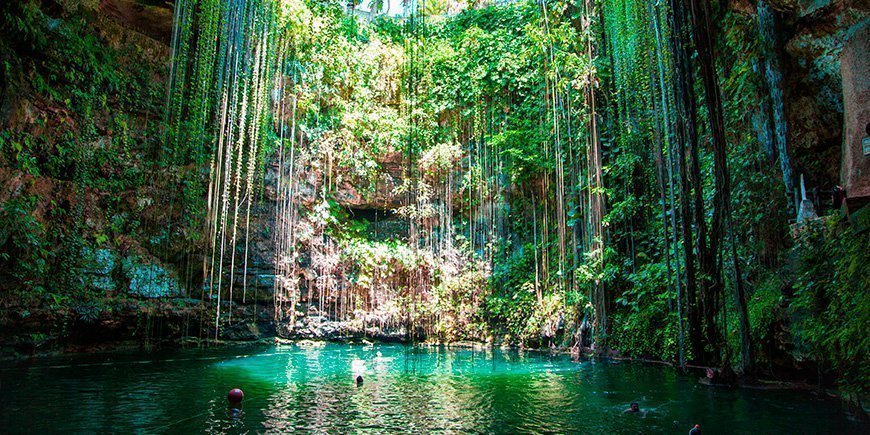 Licht schijnt door de Ik Kil cenote