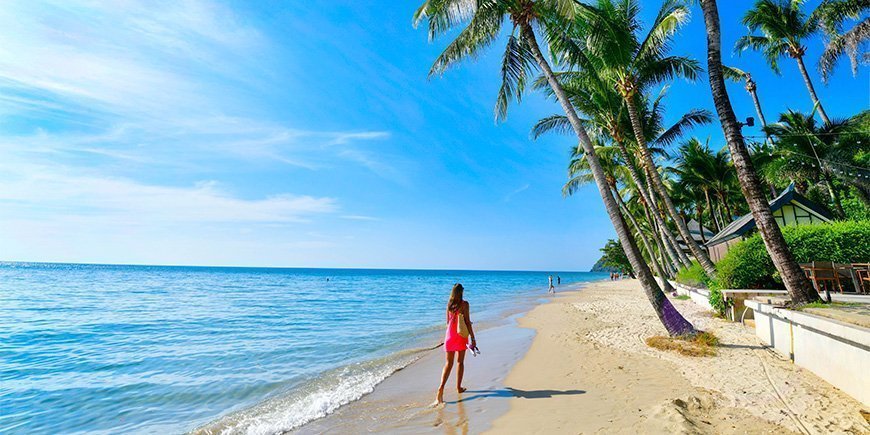 Vrouw loopt op het strand op Koh Chang in Thailand