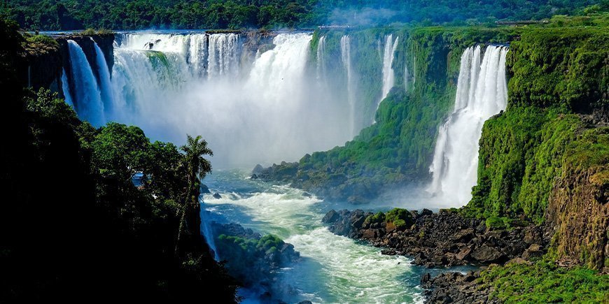Panoramisch uitzicht op de Iguazú-watervallen in februari