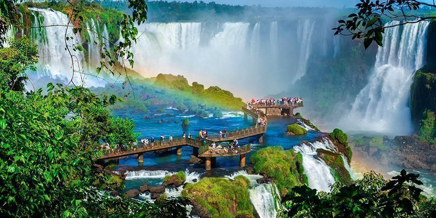 Mensen op de loopbrug bij de Iguazú watervallen in de herfstmaanden