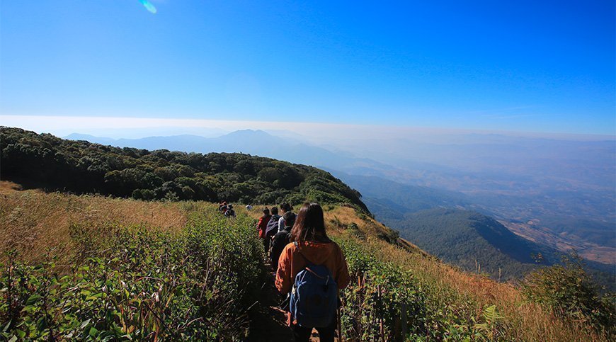 Een groep mensen wandelt de iKew Mae Pan route op Doi Inthanaon