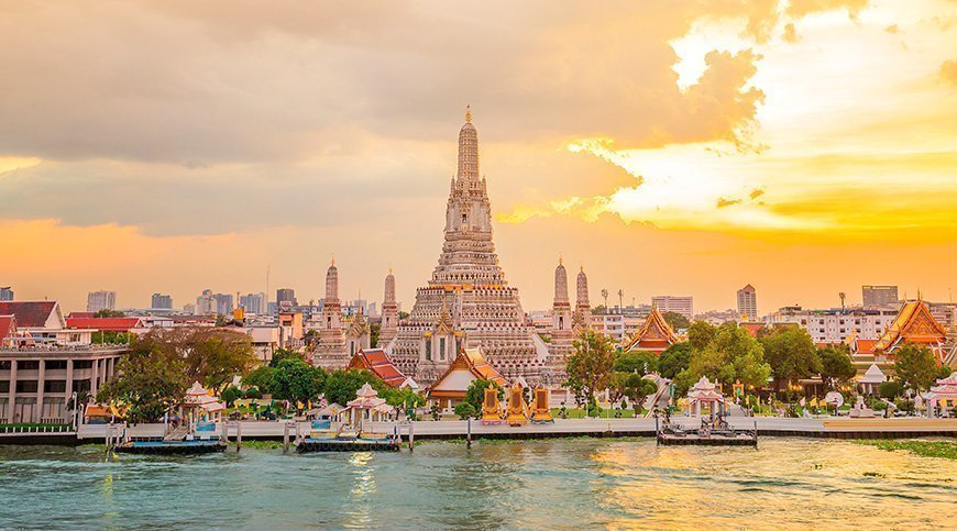 Zonsondergang boven Wat Arun in Bangkok