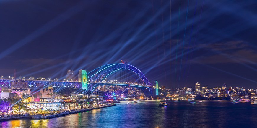 Levendig Sydney lichtfestival met lichtjes boven de Harbour Bridge