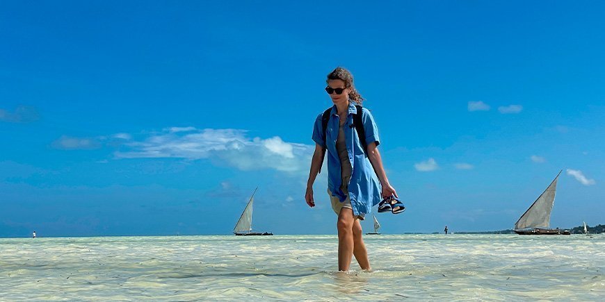 Ingun aan het wandelen op het strand in Paje op Zanzibar