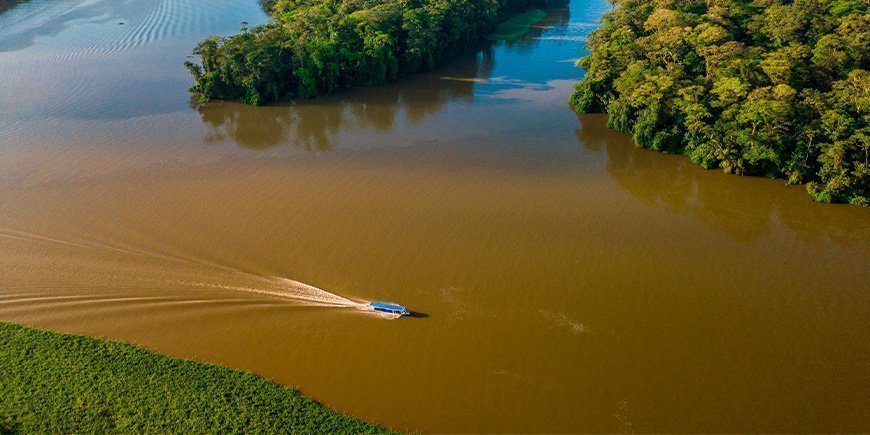 Boot op de kanalen van Tortuguero van bovenaf gezien
