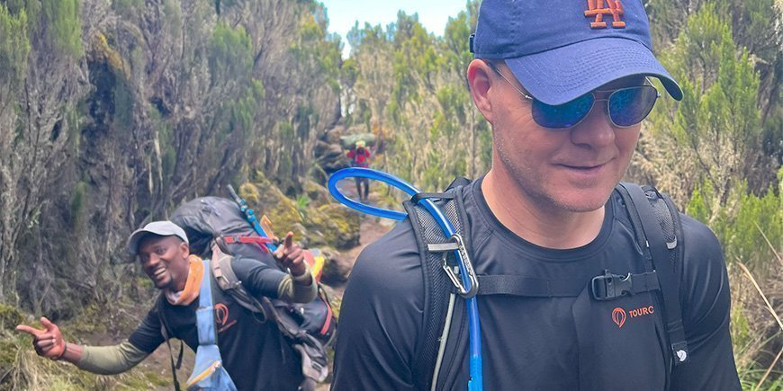 Vrolijke gids op de Kilimanjaro
