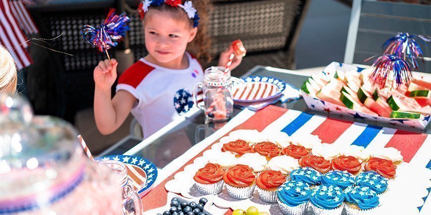 Klein meisje viert Amerikaanse Onafhankelijkheidsdag