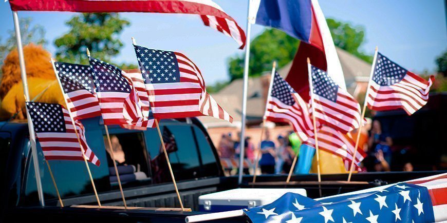 Veel Amerikaanse vlaggen op auto's tijdens Onafhankelijkheidsdag in de VS