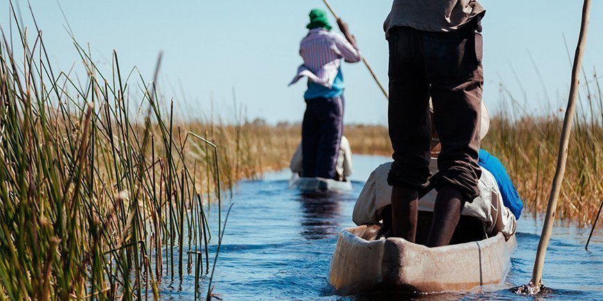 2 mokoro's (traditionele kano's) op de Okavango Delta in Botswana delta in Botswana