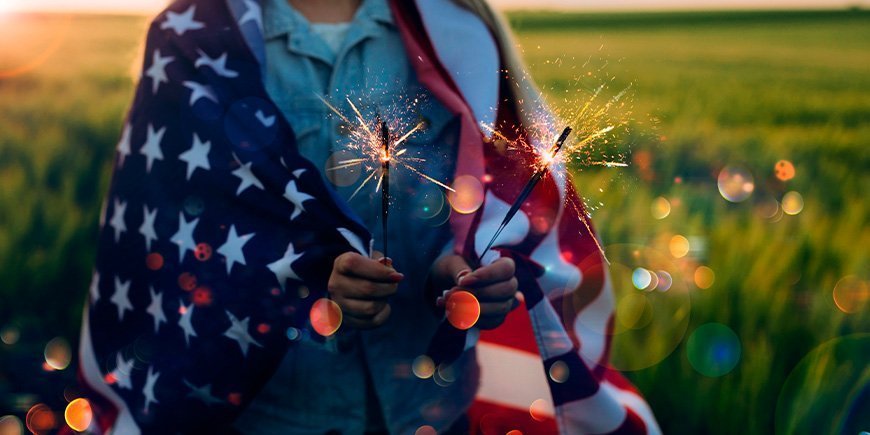 Vrouw met Amerikaanse vlag om zich heen gewikkeld