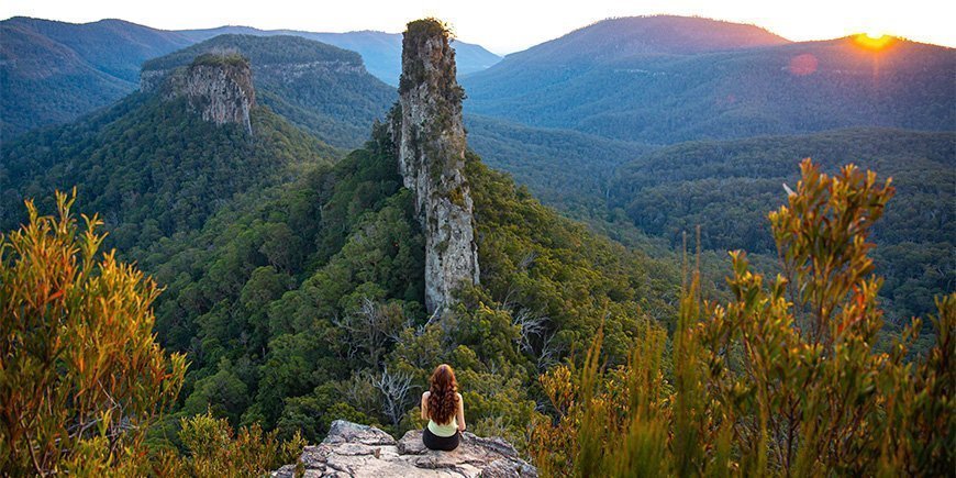 Vrouwen bewonderen de zonsondergang in de Blue Mountains, Australië