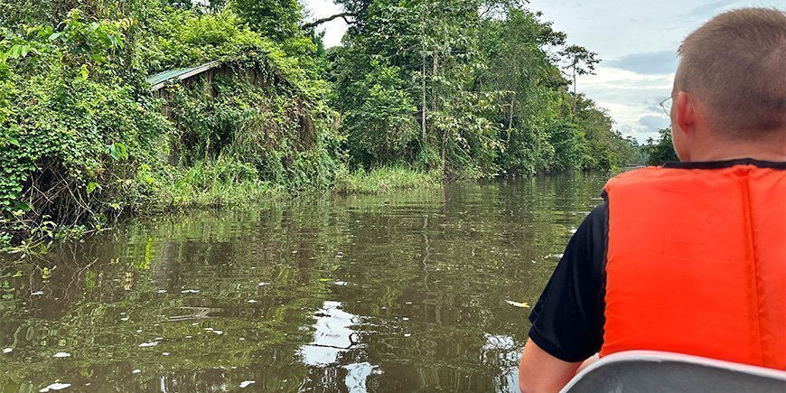 Mikkel staart aandachtig het regenwoud in