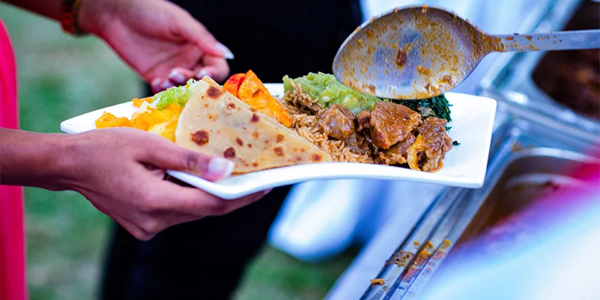 Vrouw met een bord eten in Kenia