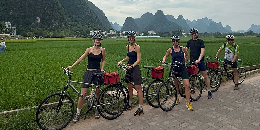 Fietsen met het gezin in Yangshuo, China.