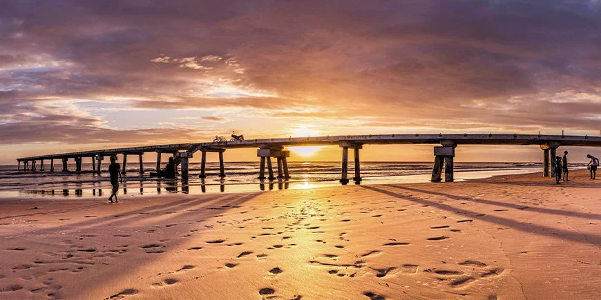 Zonsondergang boven Butwani Bridge in Malindi aan de Keniaanse kust