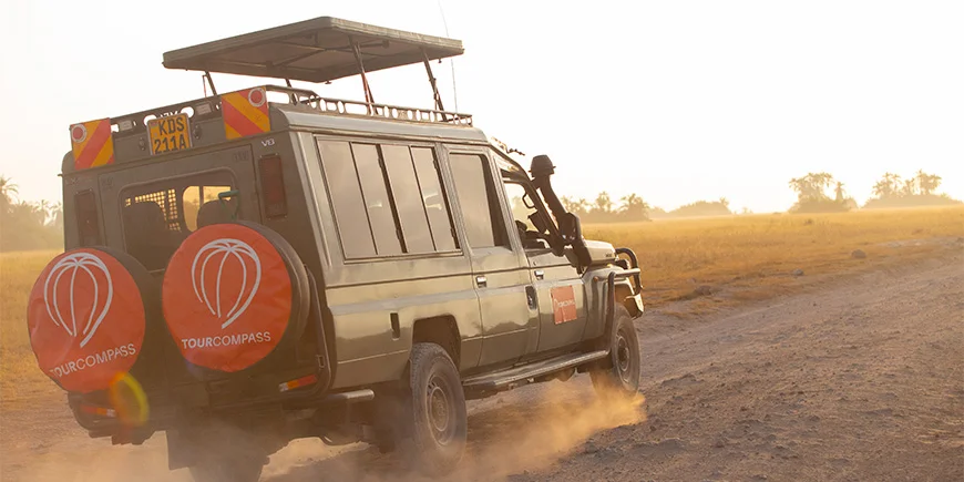 Jeep met TourCompass-logo in Amboseli in Kenia