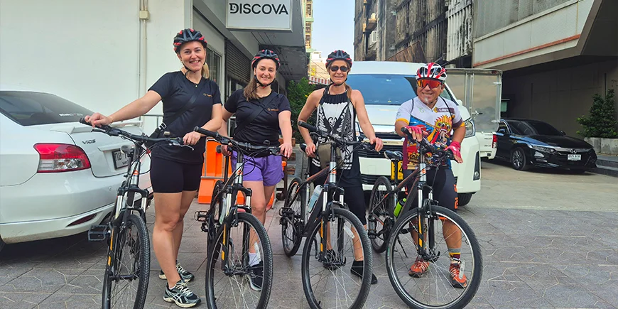 Een groep van TourCompass met hun fietsen in Bangkok