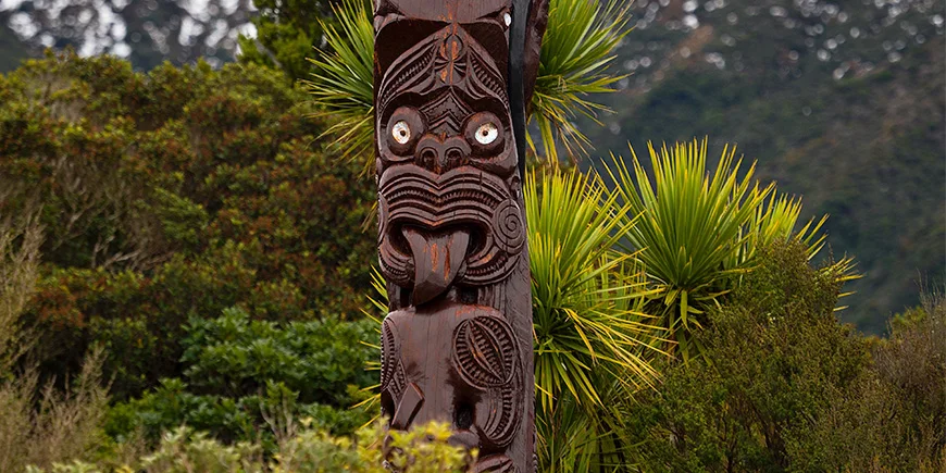 Traditionele Pou Whenua-houten paal, een symbool van de Maori-cultuur