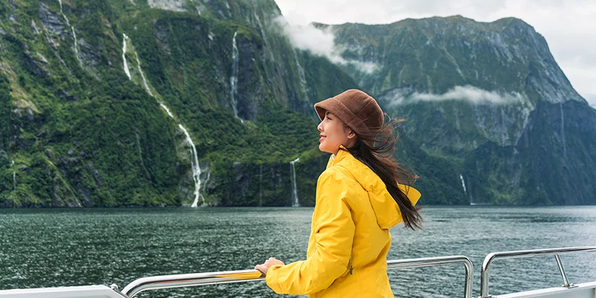 Vrouw zeilt in Milford Sound in Nieuw-Zeeland