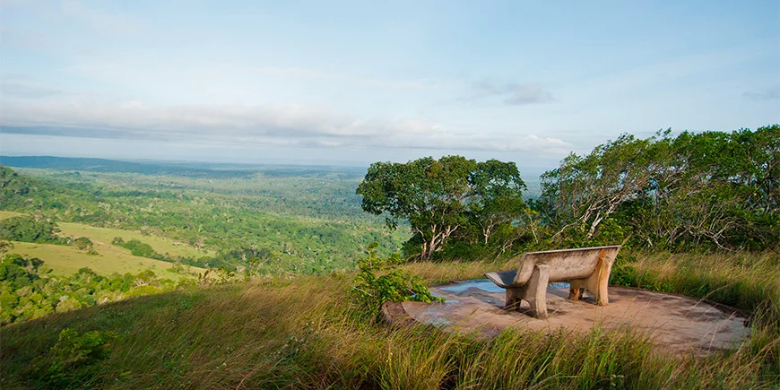 Bankje met uitzicht op de Shimba Hills nabij Mombasa in Kenia
