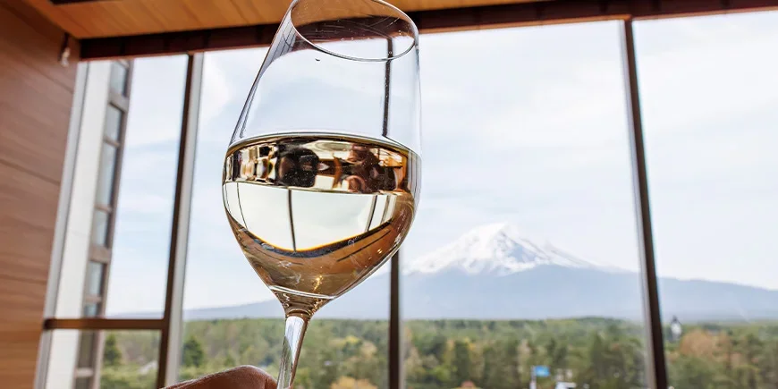 Een glas wijn met uitzicht op Mount Fuji