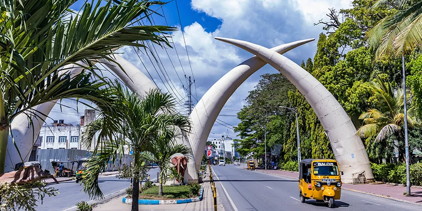 Het Mombasa Tusks-monument in de stad Mombasa