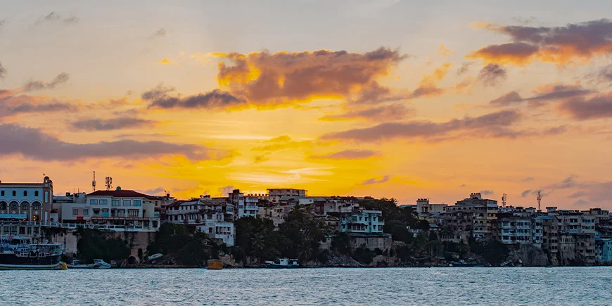 De kustlijn van Mombasa