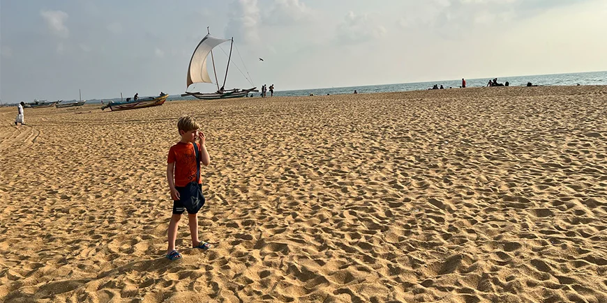Jongen op Negombo Beach in Sri Lanka