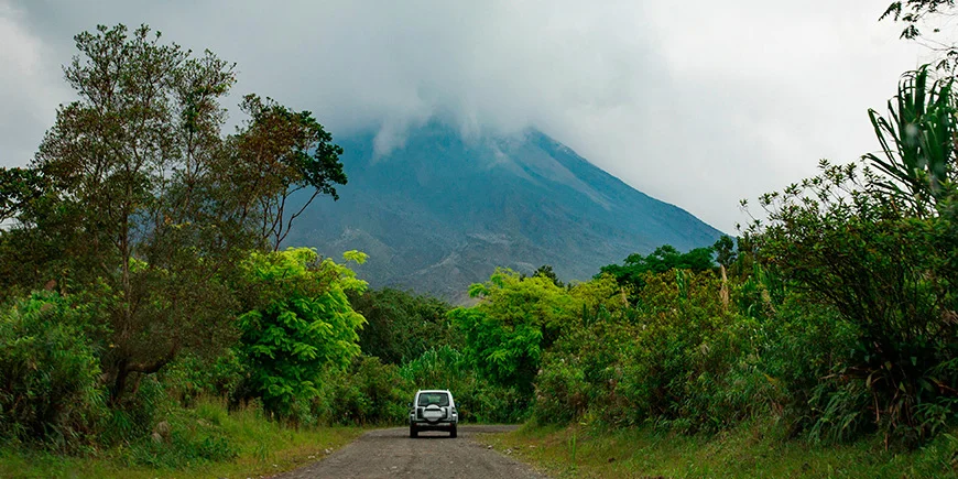 Auto rijdt richting de Arenal-vulkaan in Costa Rica