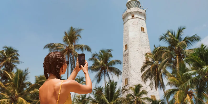 Meisje neemt foto bij de vuurtoren in Galle, Sri Lanka