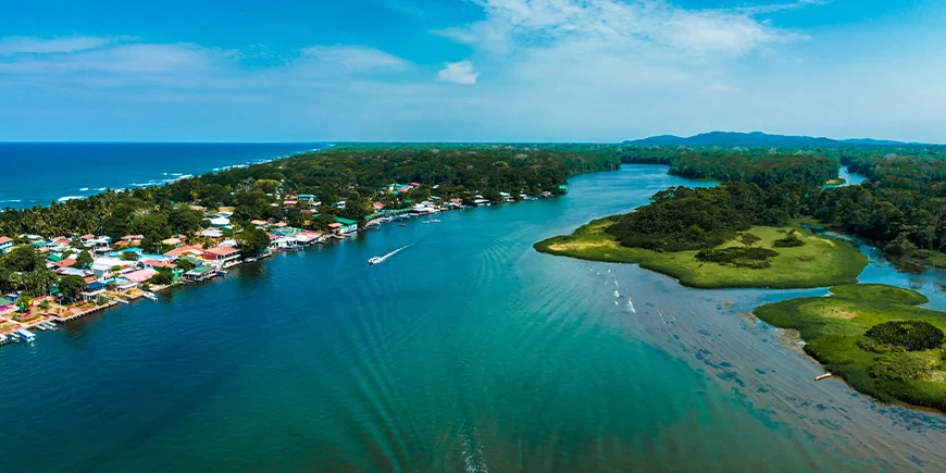 Tortuguero Village en de kanalen in het regenwoud