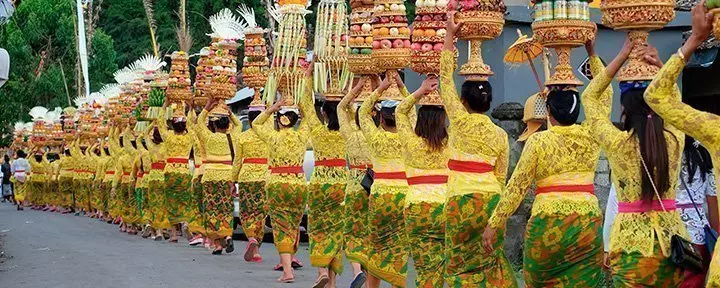 Processie van prachtige Balinese vrouwen in traditionele kostuums, op weg naar een hindoeïstische ceremonie op Bali.