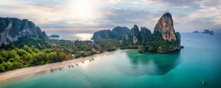 Panoramisch uitzicht op het strand van Railay in Krabi, Thailand