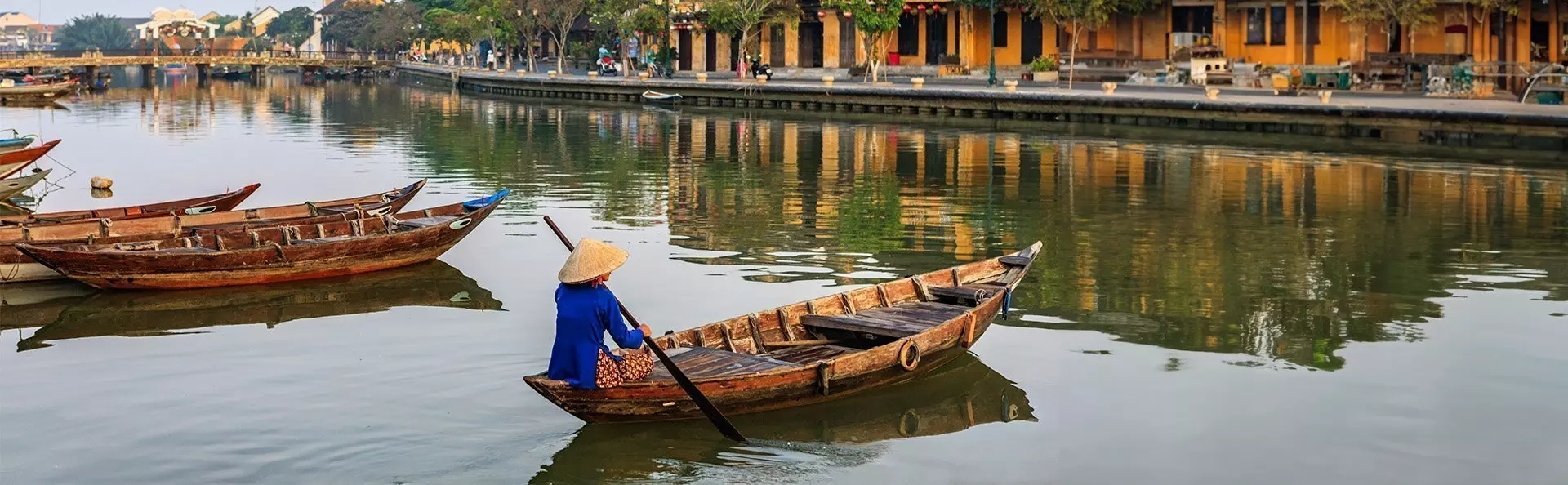 Vietnamese vrouw peddelt in het oude stadsdeel van Hoi An, Vietnam.
