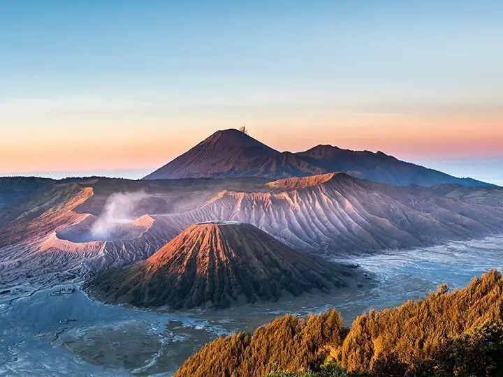 De vulkaanberg Bromo bij zonsopgang in Oost-Java, Indonesië, omgeven door ochtendmist