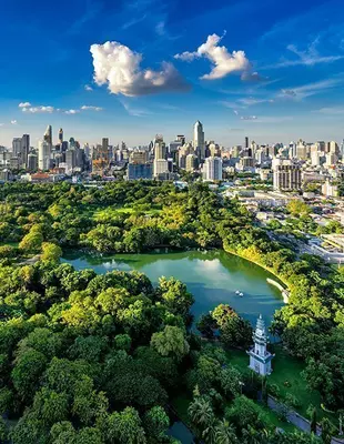 Uitzicht op Bangkok vanuit Lumpini Park, Thailand