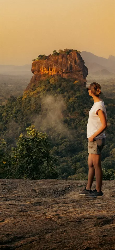 Vrouw kijkt uit over Sigiriya Lion Rock