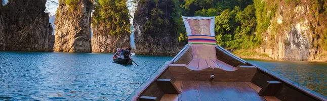 Longtailboot zeilen op Cheow Lan Lake in Khao Sok