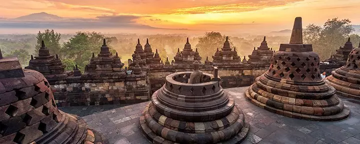 Dramatische en kleurrijke zonsopgang gezien vanaf Borobudur, Java