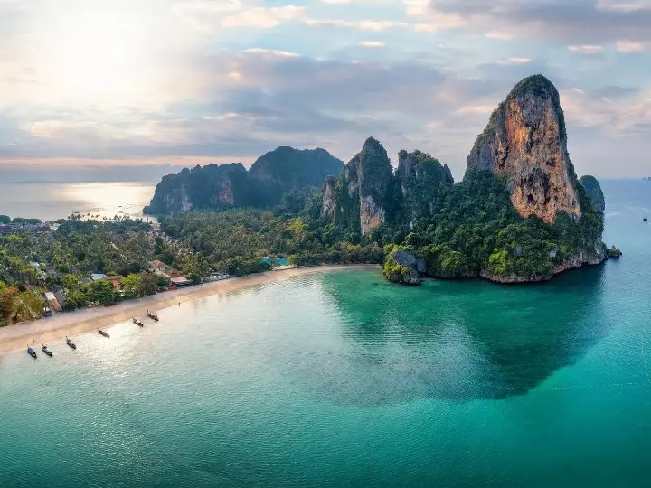 Panoramisch uitzicht op het strand van Railay in Krabi, Thailand