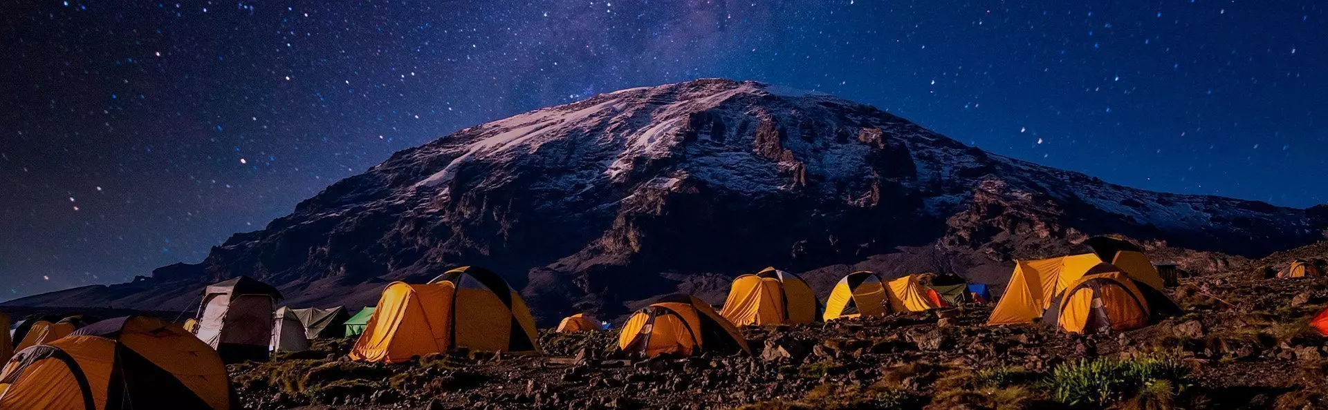 Kamp onder een sterrenhemel aan de voet van de Kilimanjaro