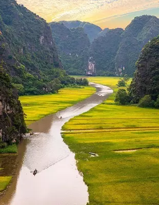 Fantastisch uitzicht over Tam Coc met karstformaties, Ninh Binh-provincie, Vietnam Rivier stroomt over de berg