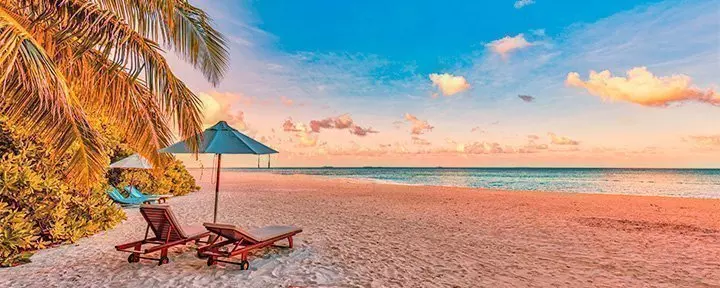 Strand bij zondondergang op Mauritius