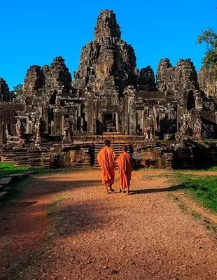 Twee monniken voor de Bayon-tempel in Angkor in Cambodja