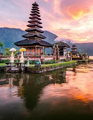 Zonsopgang boven de Ulun Danu Beratan-tempel op Bali, Indonesië