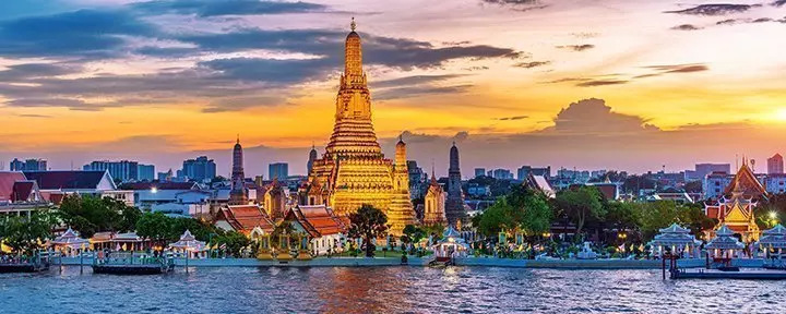 Wat Arun-tempel bij zonsondergang in Bangkok, Thailand